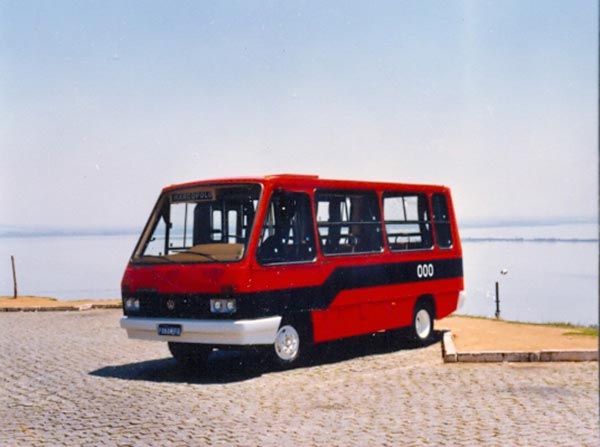 Micro-ônibus atendendo os deslocamentos entre bairros e o Centro.