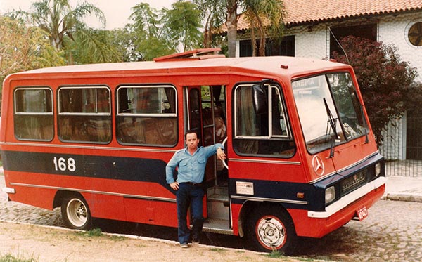 Os micro-ônibus passaram a oferecer mais lugares que as Kombis iniciais.