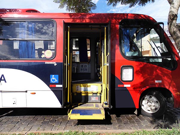 Veículo adaptado para atender pessoas com mobilidade reduzida.