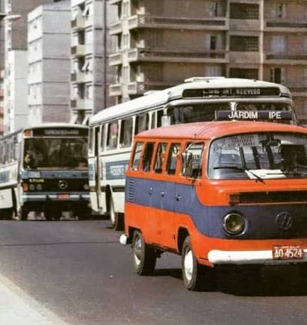 Lotação tipo Kombi nos primórdios do transporte seletivo de Porto Alegre (anos 1970)